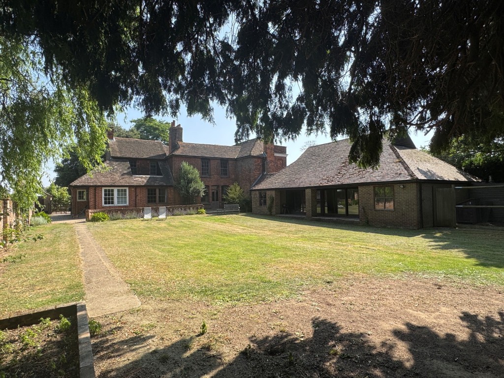 Lot: 144 - FREEHOLD DETACHED PERIOD FARMHOUSE, STUDIO APARTMENT OVER QUADRUPLE GARAGE - RESIDENTIAL INVESTMENT - Farmhouse - rear elevation